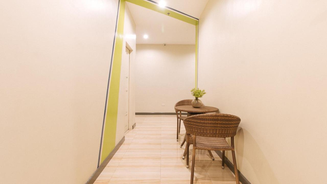 Urbanview At Lacson Street Bacolod City By Reddoorz Exterior foto