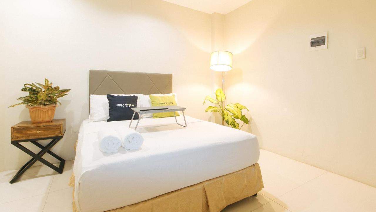 Urbanview At Lacson Street Bacolod City By Reddoorz Exterior foto