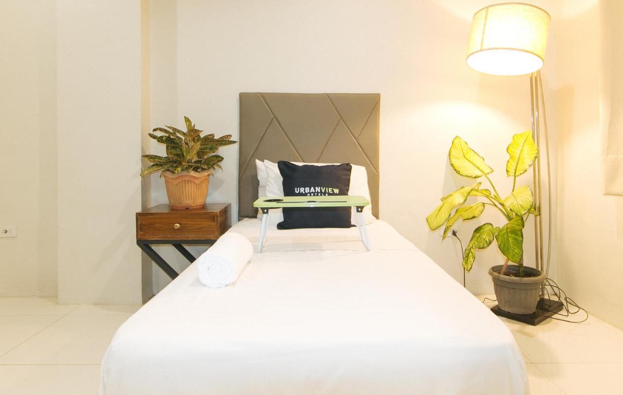 Urbanview At Lacson Street Bacolod City By Reddoorz Exterior foto